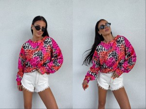 Bluza LORENA print pantera – różowo-pomarańczowa by me 